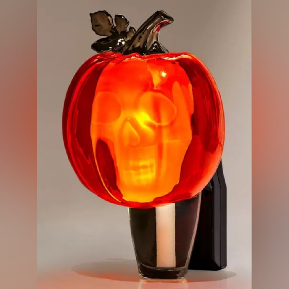🍁Bath & Body Works Pumpkin with Skull Wallflower